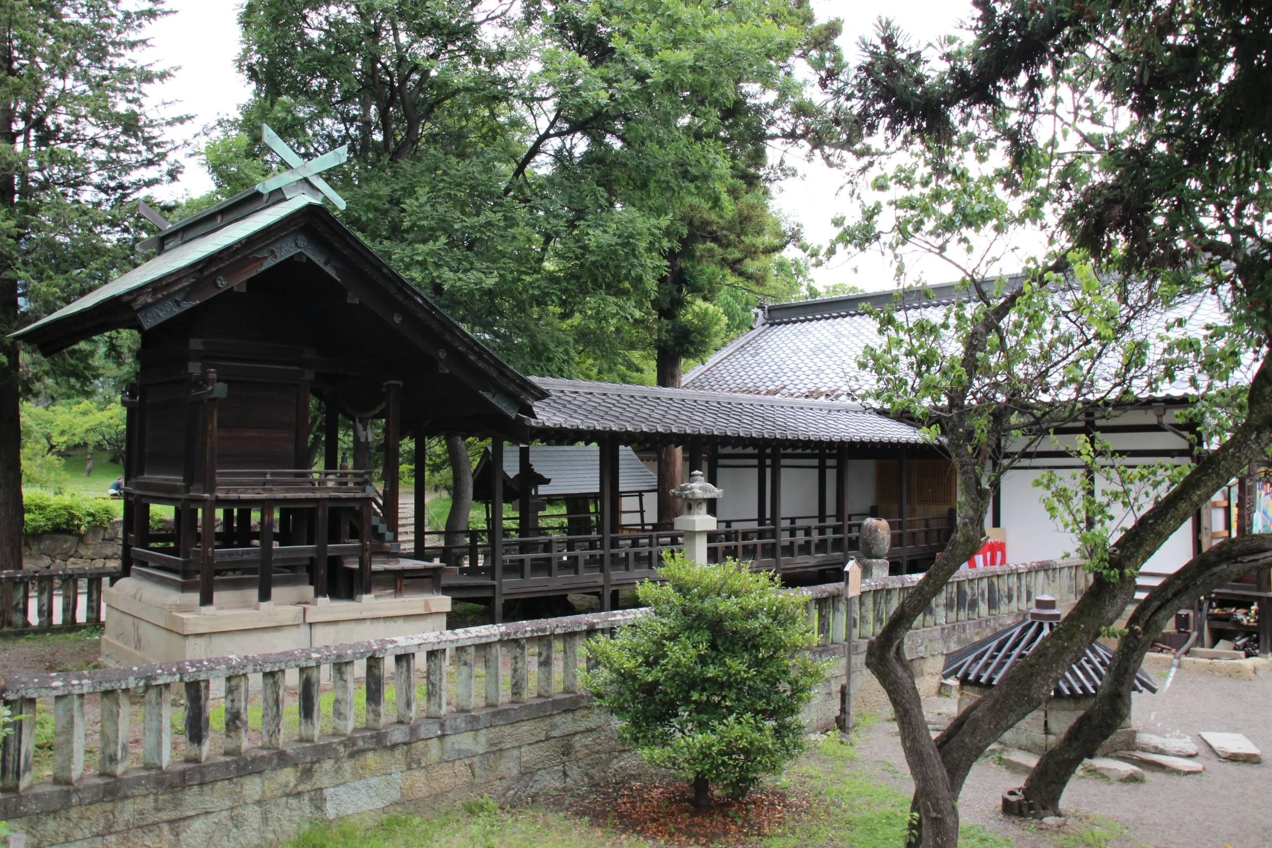 眞田神社の末社と有名な真田井戸を囲む境内全体の美しいロケーション