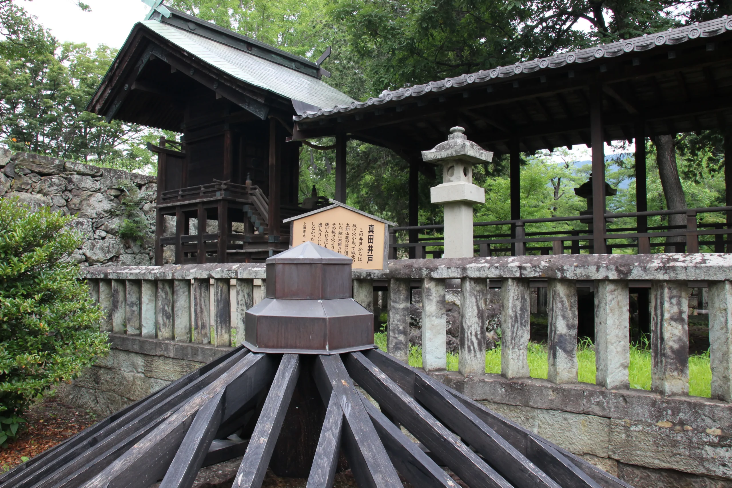 眞田神社境内にある伝説の真田井戸の木製ドームカバーと回廊の背景