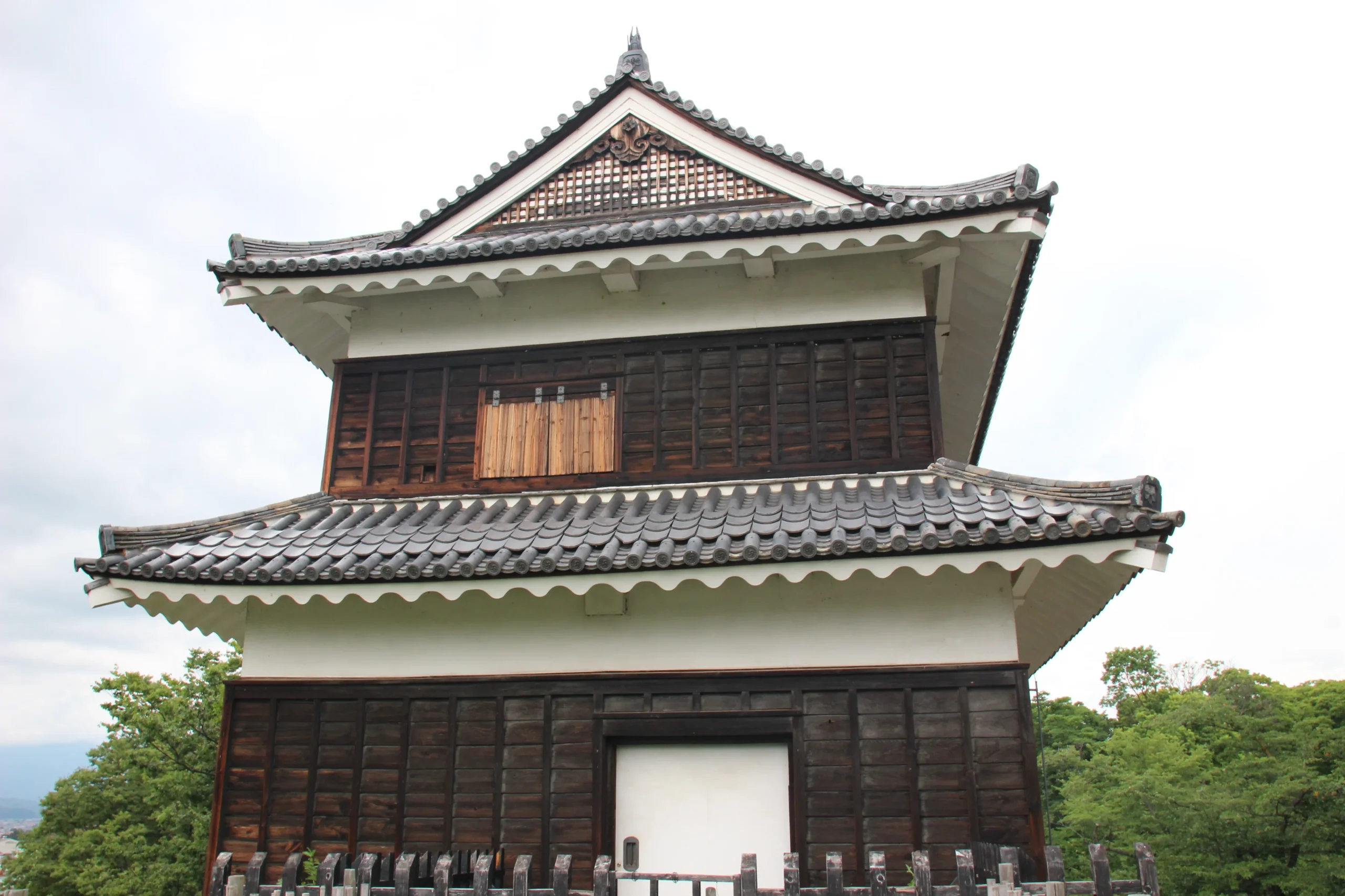 伝統的な白漆喰壁と黒の下見板張りで造られた本丸西櫓の美しい建築外観