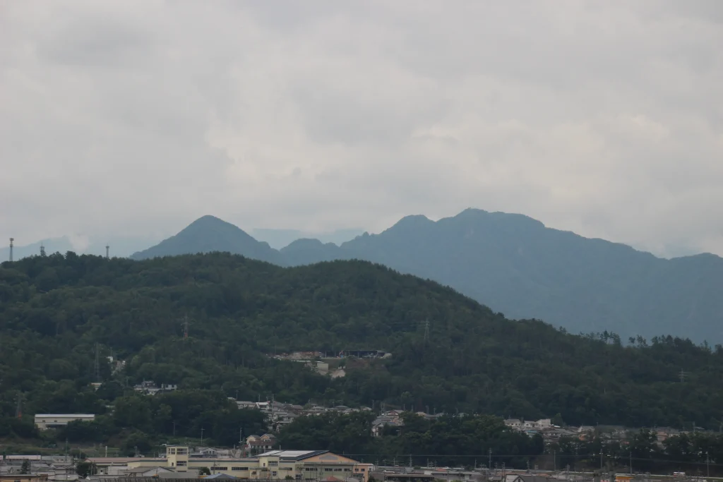 上田の街の背後に連なる烏帽子岳などの美しい信州山並みのパノラマ