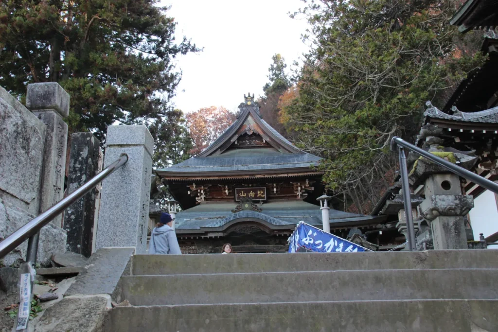 長野県上田市の別所温泉にある北向観音の本堂へと続く石段と、歴史あるお堂の正面景観