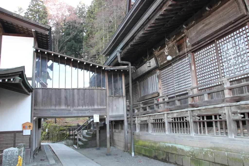 北向観音本堂の側面と客殿を連結する味わい深い木造の渡り廊下(回廊)