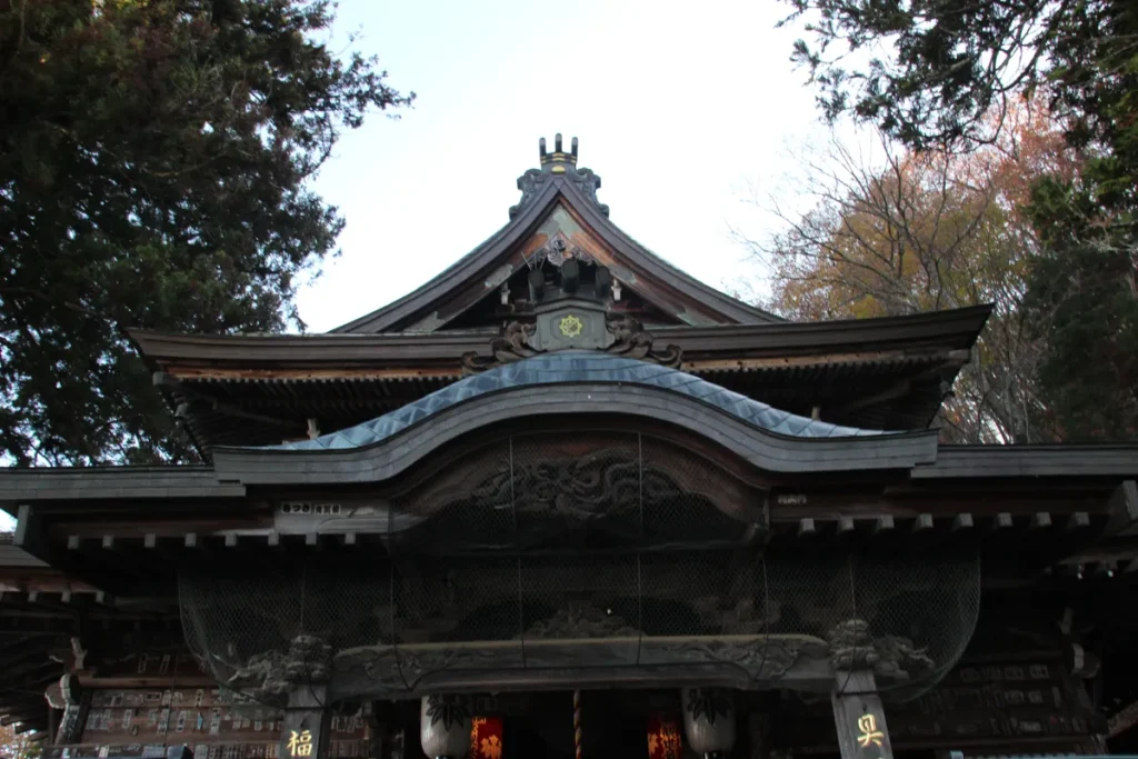北向観音本堂の向拝に見られる美しい唐破風屋根と精密な龍の彫刻