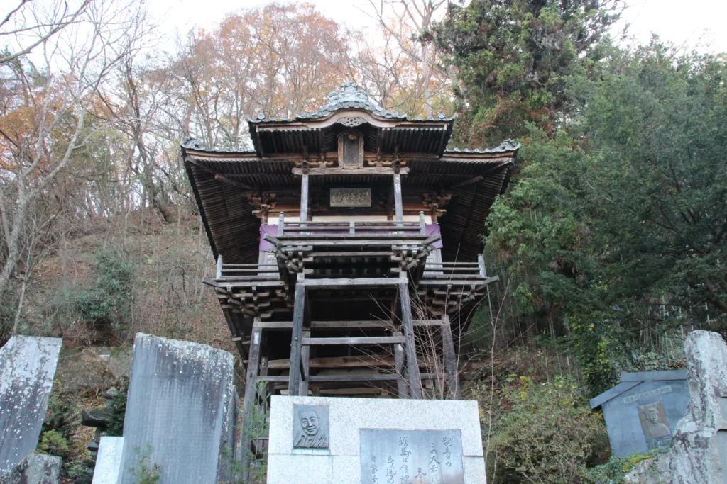 崖の上にせり出す舞台造り(懸造り)で建てられた北向観音の温泉薬師堂(温泉薬師瑠璃殿)