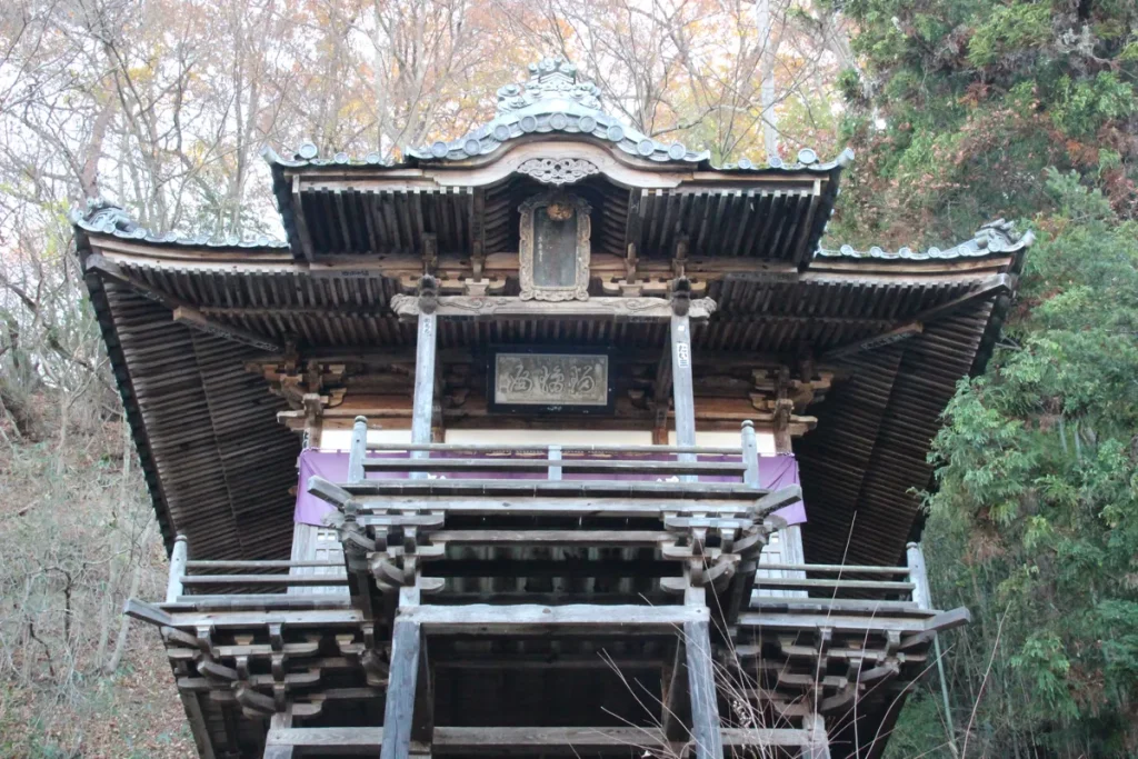 温泉薬師瑠璃殿の懸造り舞台と美しい組物・軒下彫刻のアップ