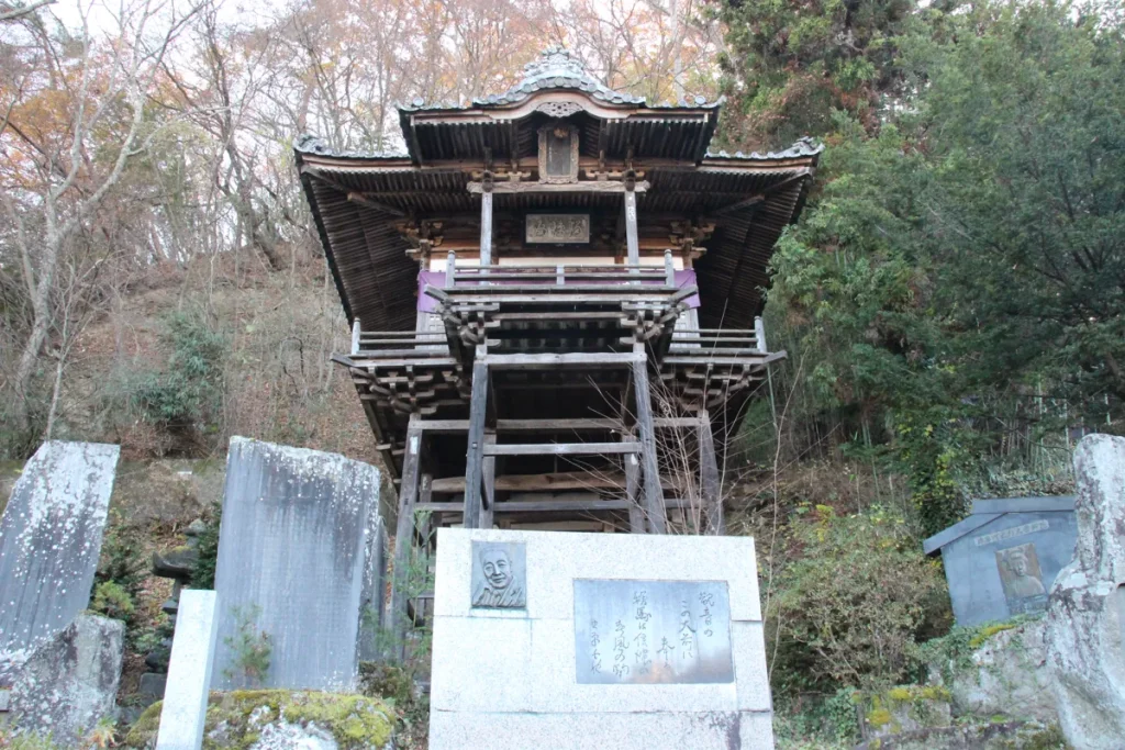 薬師堂の手前に建つ与謝野晶子の有名な「春風の駒」歌碑と温泉薬師瑠璃殿