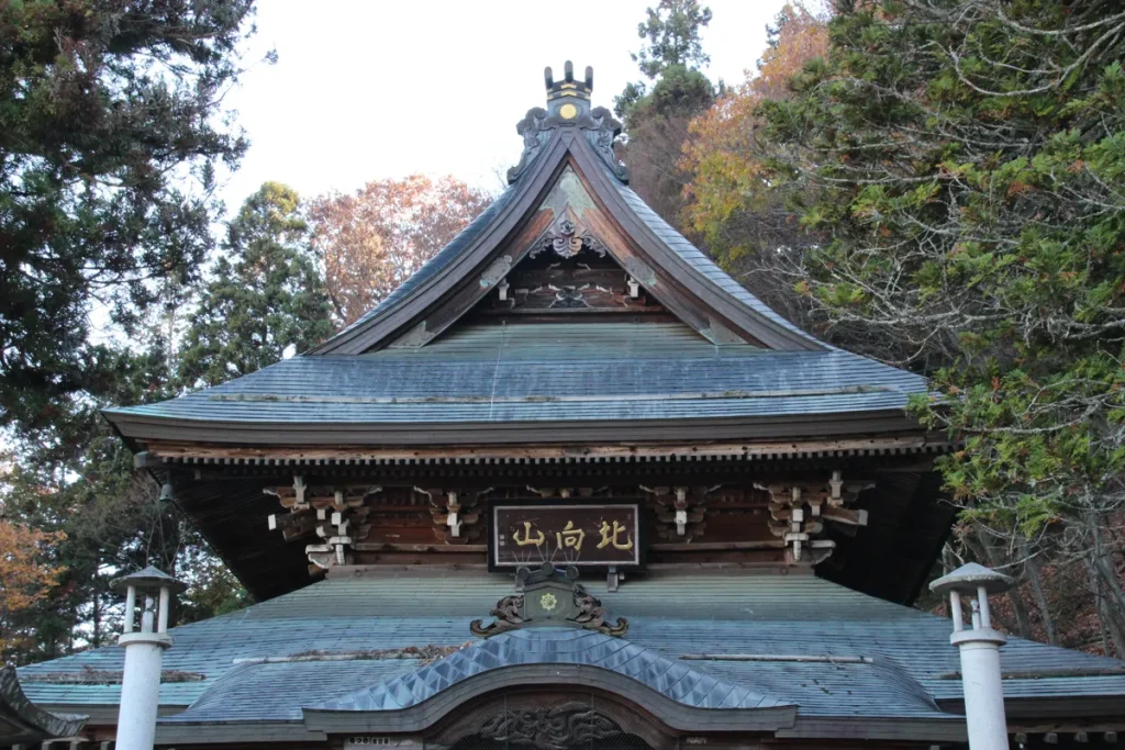 北向観音の本堂(観音堂)の立派な入母屋造りの屋根と「北向山」の扁額