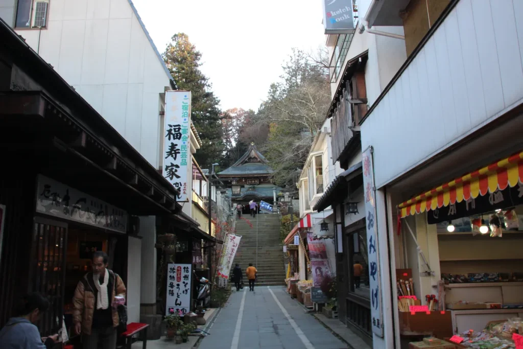 厄除まんじゅうやお土産店が軒を連ねる別所温泉の北向観音参道の賑わい