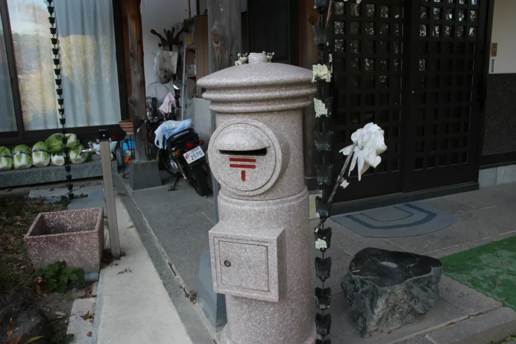 別所温泉の温泉街の路上に設置された珍しい石造りの郵便丸ポスト