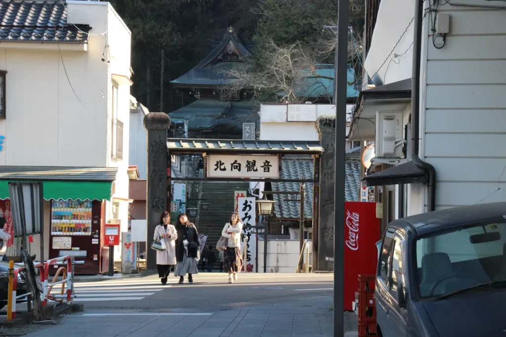 北向観音の大きな看板が掲げられた温泉街側の参道入口の門