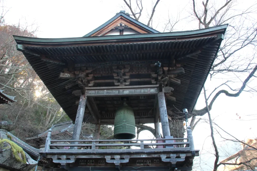 北向観音の境内に静かに佇む入母屋造りの立派な木造の鐘楼