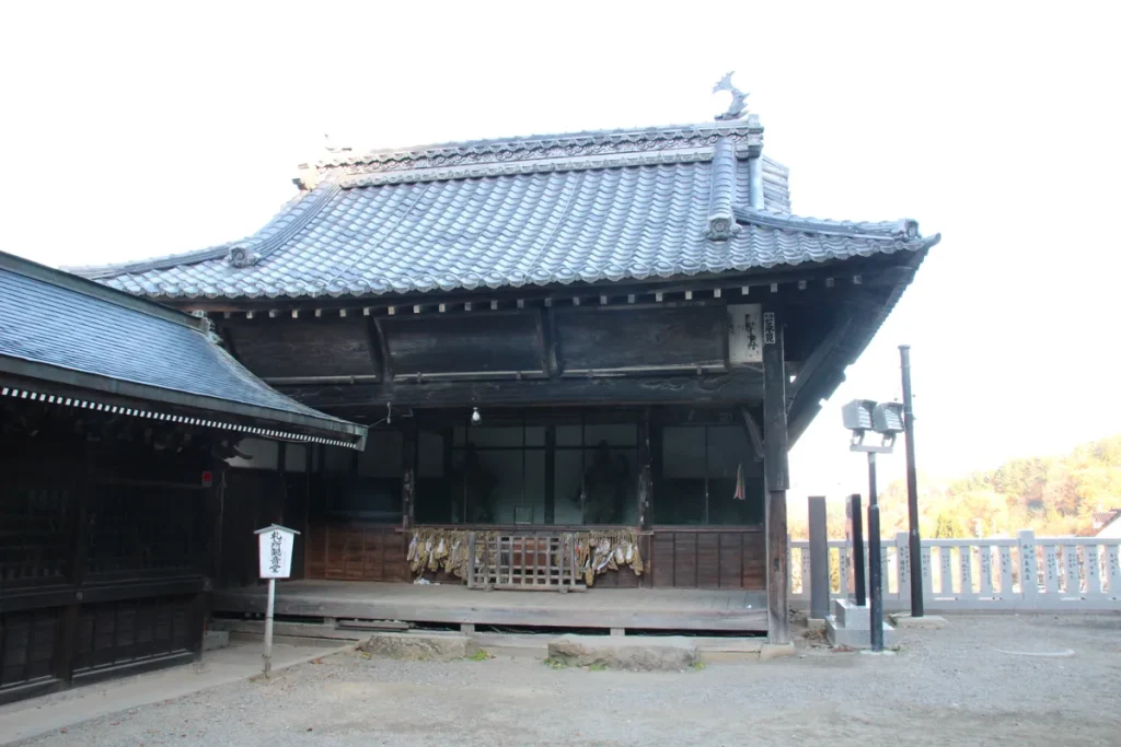 足腰の健康と旅の安全を祈願する数多くのわらじが奉納された北向観音の札所観音堂(額堂)