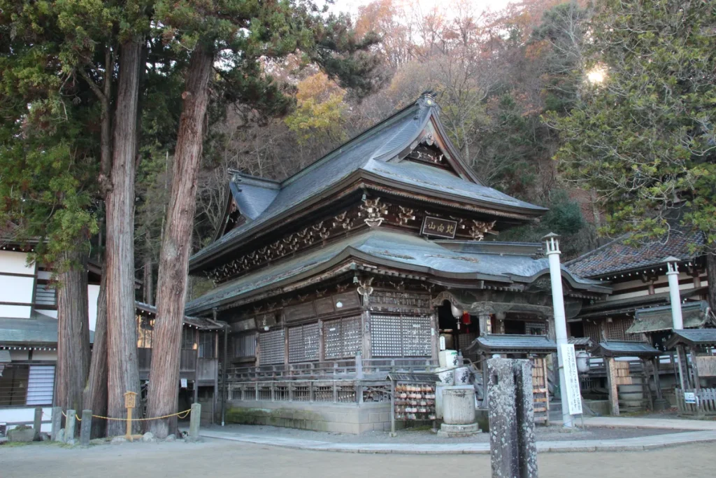 境内の夫婦杉の横に聳え立つ北向観音本堂の美しい斜め全景