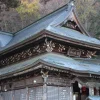 北向観音本堂 of 軒下を支える精巧な木組み構造と歴史的な木造装飾