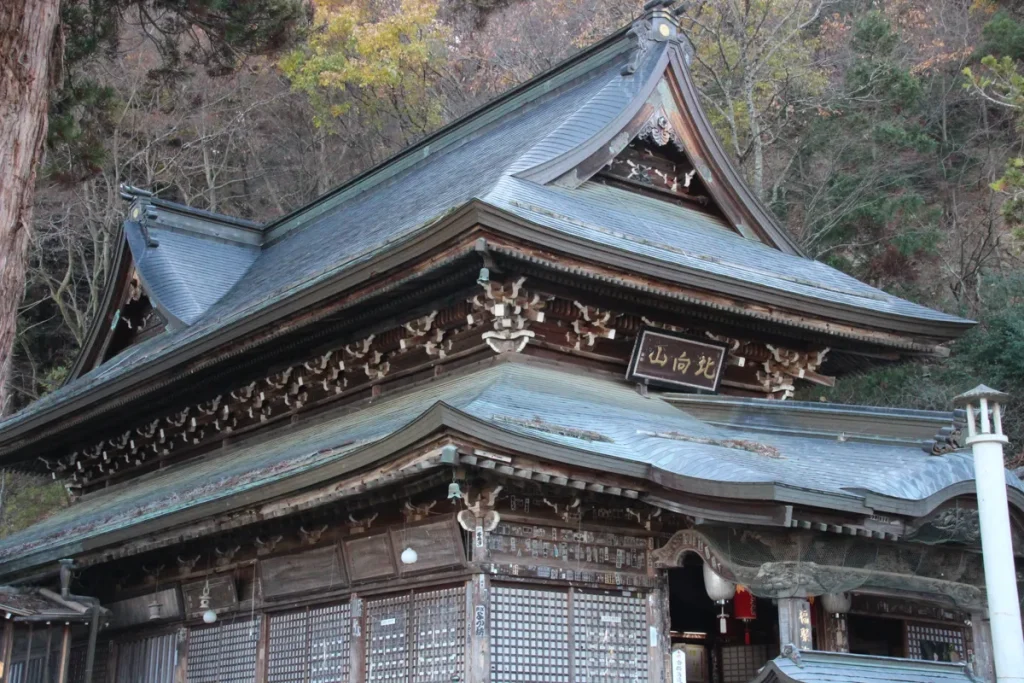 北向観音本堂 of 軒下を支える精巧な木組み構造と歴史的な木造装飾