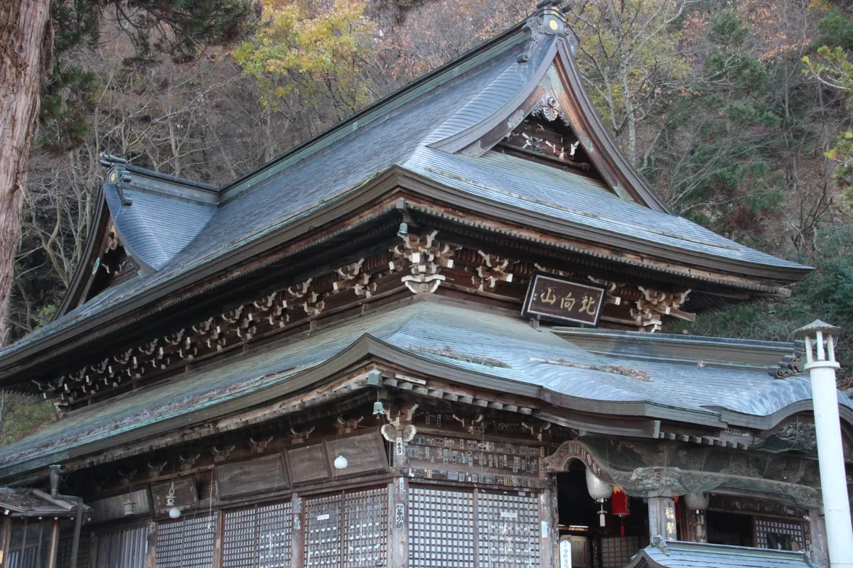 北向観音本堂 of 軒下を支える精巧な木組み構造と歴史的な木造装飾