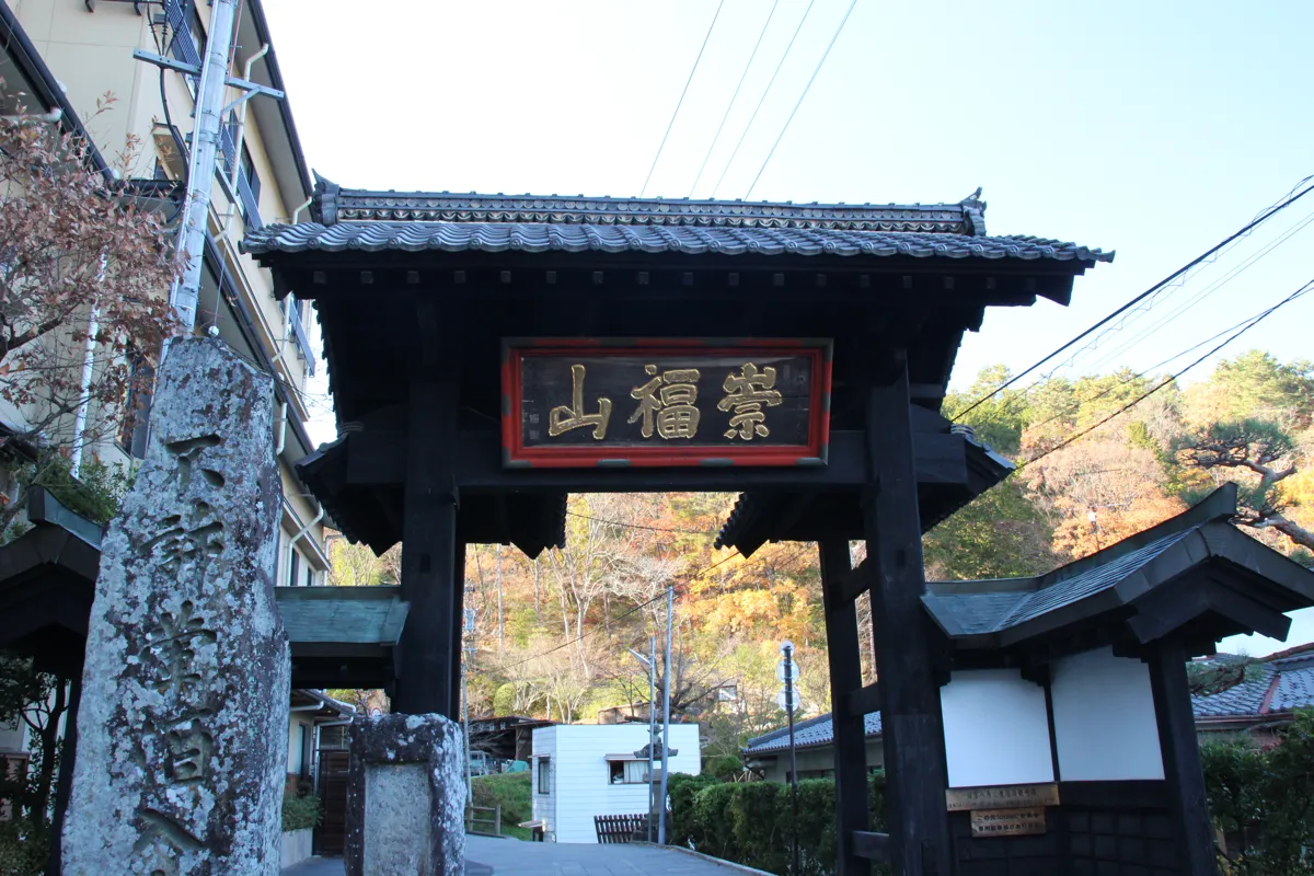 長野県上田市別所温泉にある安楽寺の参道入口に建つ重厚な黒門