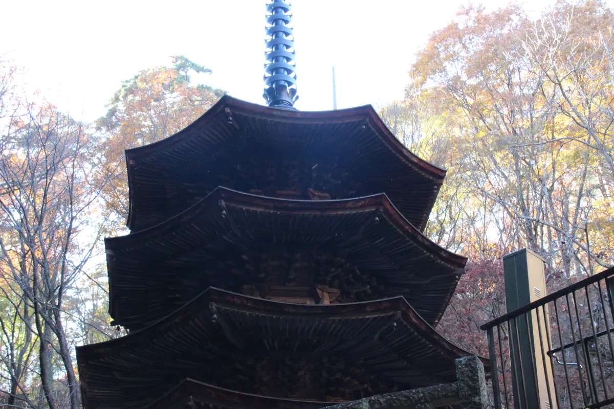 禅宗様建築の特徴を持つ八角三重塔の美しい屋根の反りと相輪の見上げ