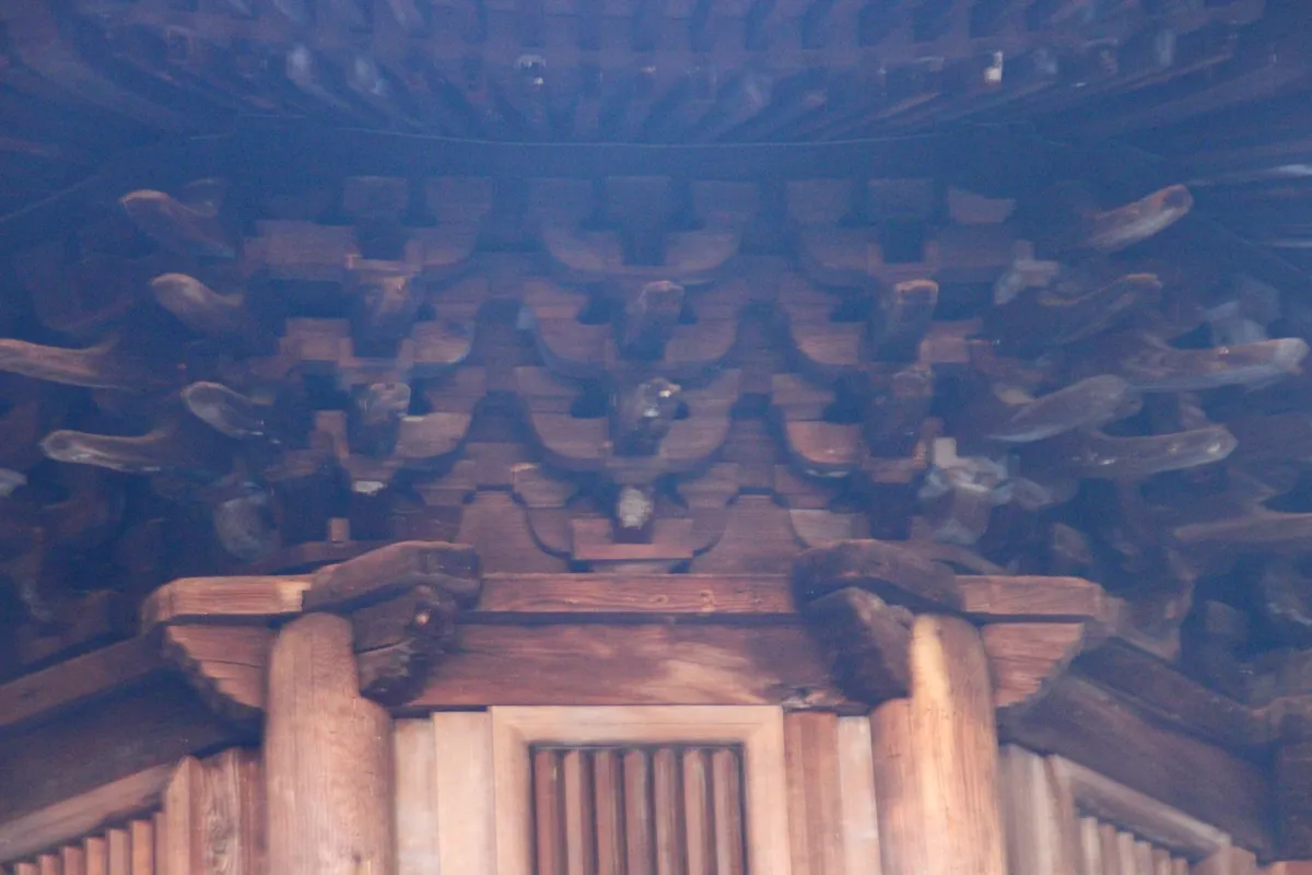 宮大工の高度な木工技術が活かされた八角三重塔の組物の詳細カット