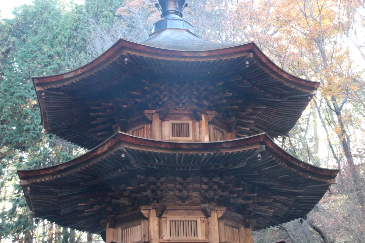 塔の2層・3層部分の屋根のせり出しと木組みを見上げるアングル
