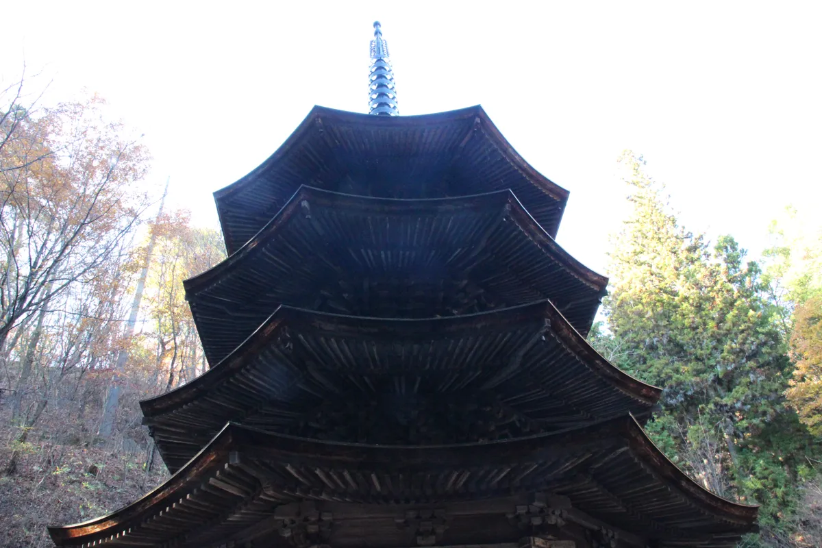 八角形が描く完璧な対称美を持つ八角三重塔の屋根構造
