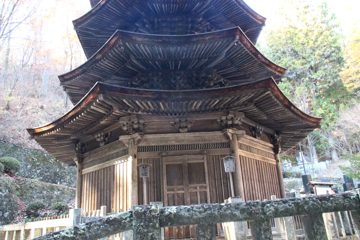 塔の基盤から見上げる八角三重塔のダイナミックな木造建築美