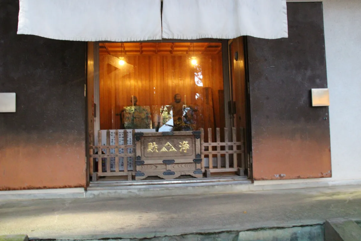 八角三重塔の初重内部に安置されている釈迦如来像と厳かな祭壇