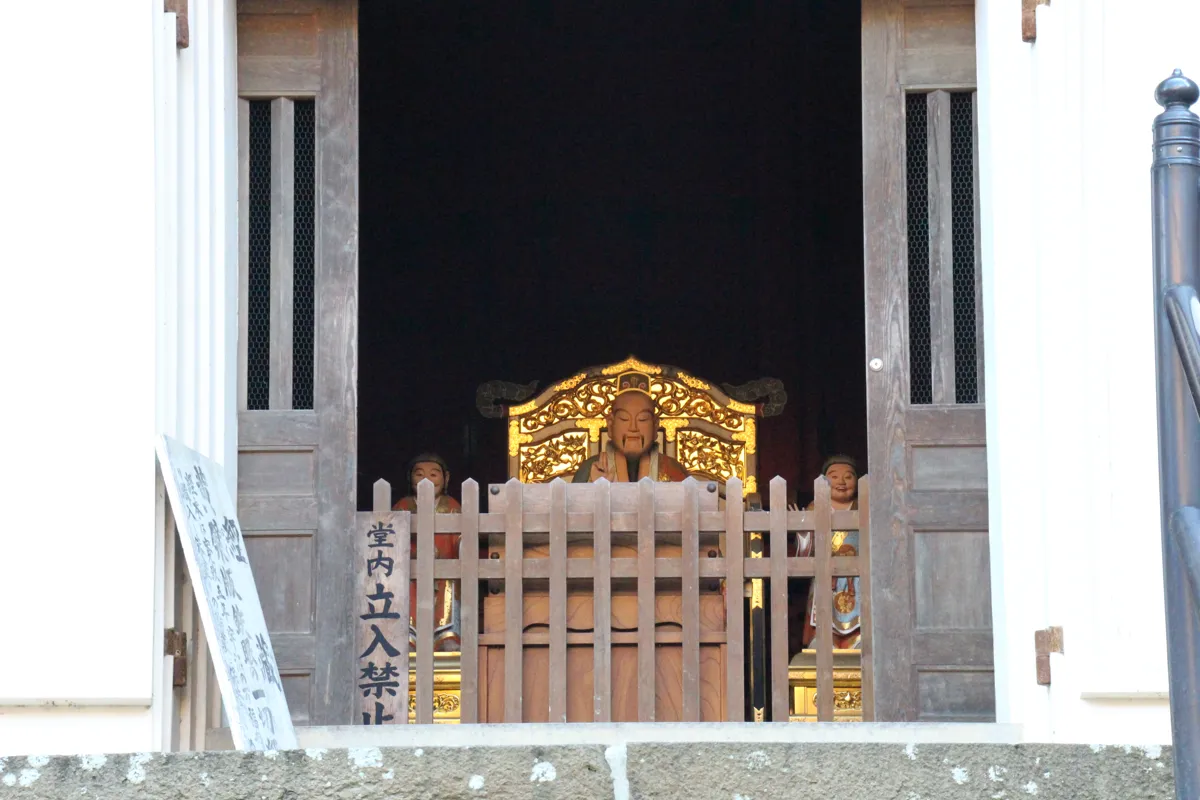 伝法堂の扉の中に大切に祀られている重要文化財の開山・樵谷惟仙和尚坐像