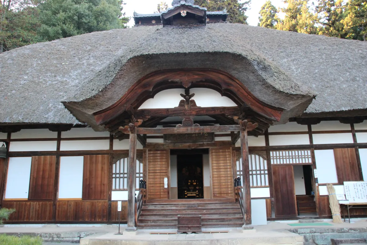 綺麗に整備された境内の中心に聳える常楽寺本堂の美しい正面全景