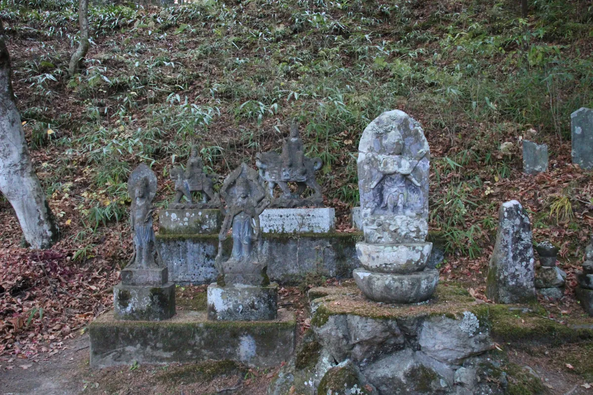 境内の山の斜面に並べて祀られた、歴史ある石仏や観音菩薩の立像