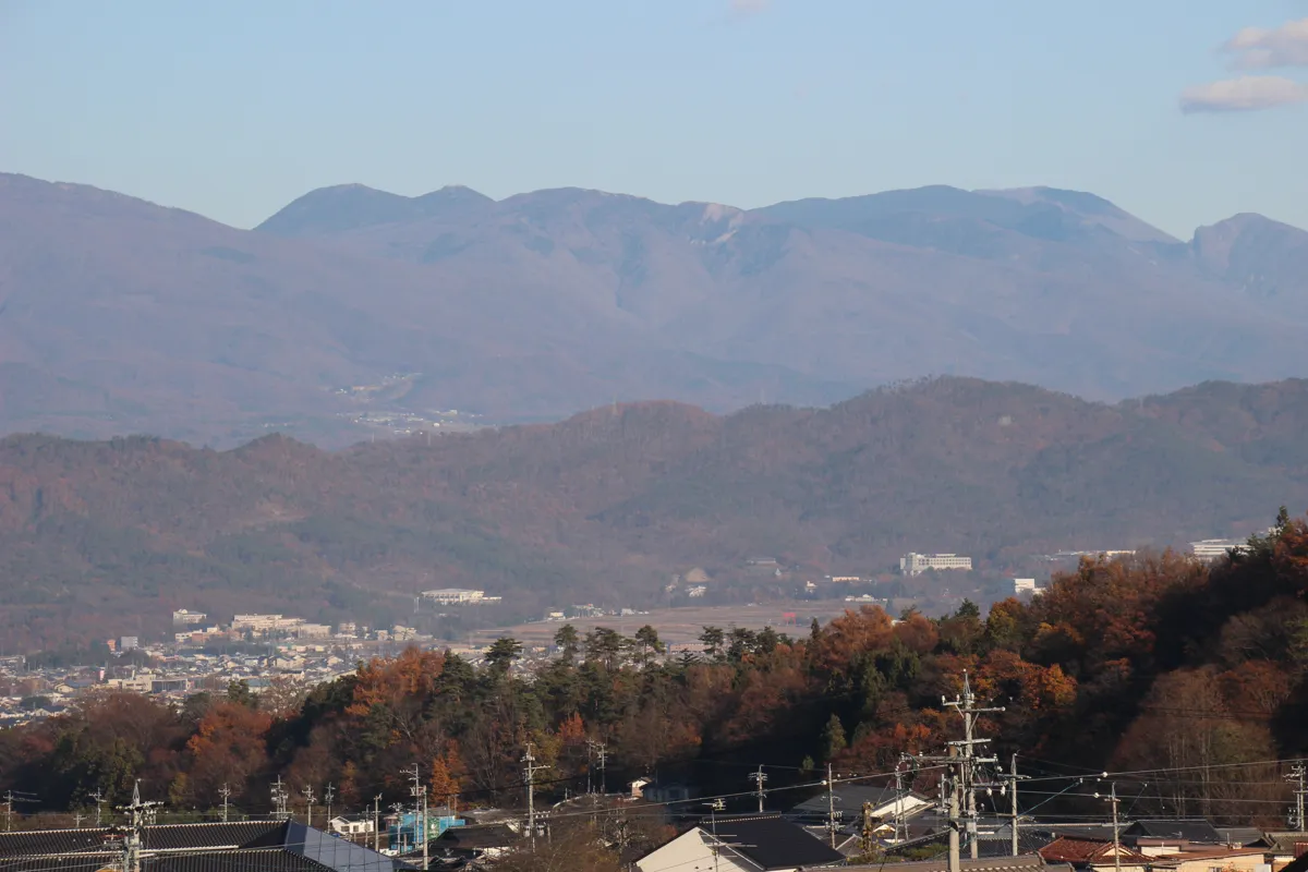 常楽寺展望スポットから遠くに見渡す信州上田のなだらかな山並みと青空