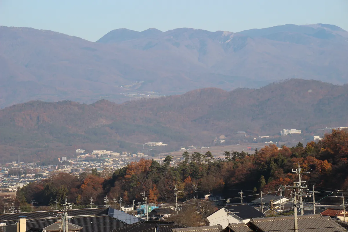 常楽寺付近の高台から望む上田盆地と連なる青い山々の遠景