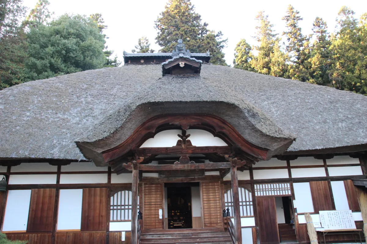 見事な茅葺き屋根と向拝が特徴的な常楽寺本堂の正面外観