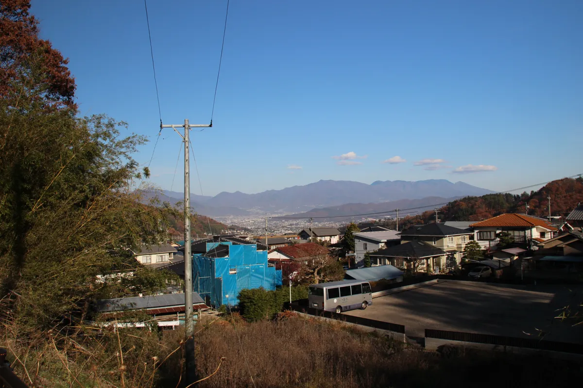 長野県別所温泉の温泉街から見上げる、遊歩道と周辺ののどかな山並みの風景