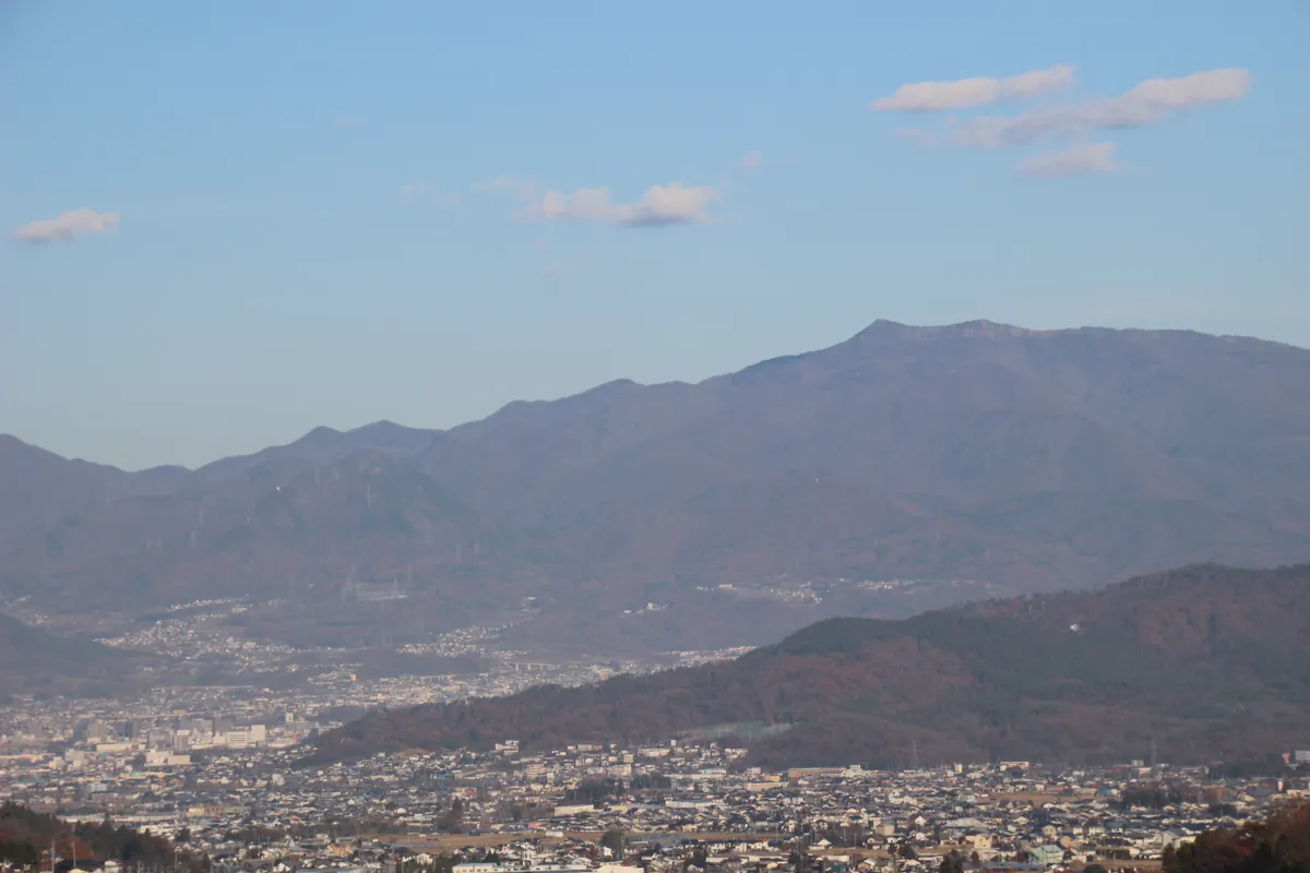 展望台から見渡す、上田市街地が広がる上田盆地とそれを取り囲む太郎山などの山系