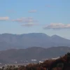 展望台からクローズアップした、青空のもとに連なる穏やかな信州の山々の稜線