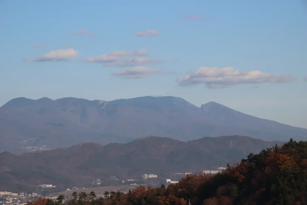 展望台からクローズアップした、青空のもとに連なる穏やかな信州の山々の稜線