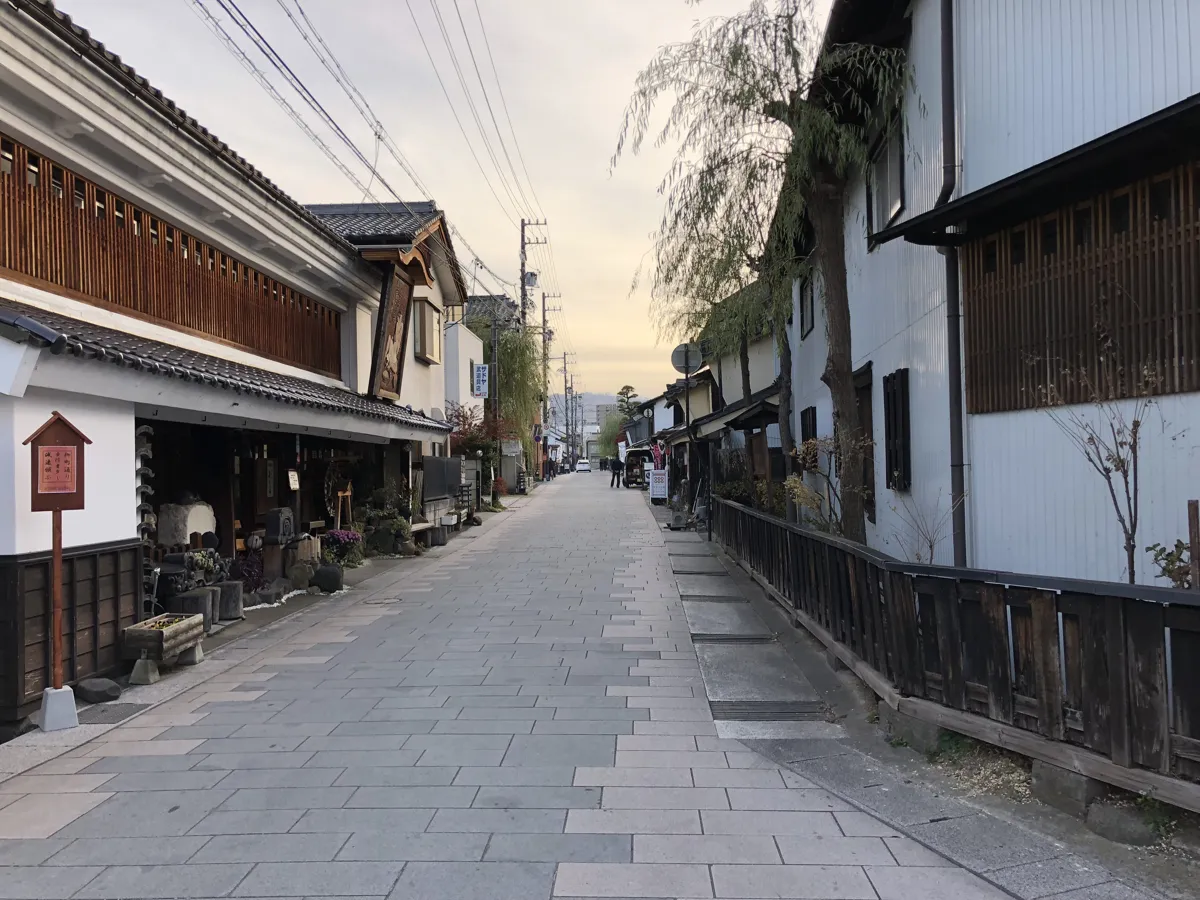 江戸時代の宿場町の面影を残す、美しい石畳の道路と白壁の町家が並ぶ長野県上田市の柳町通りの全景