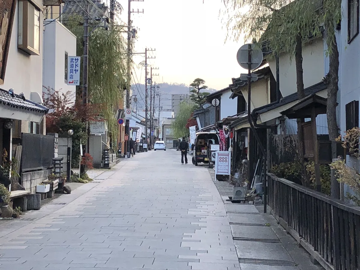 通りに並ぶレトロな木造建築や土産店、カフェが建ち並ぶ柳町通りののどかな散策路の景観