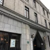 桑の実ジャムできましたという手書きの案内が貼られた飯島商店のショーウィンドウと重厚な石造りの店舗外観